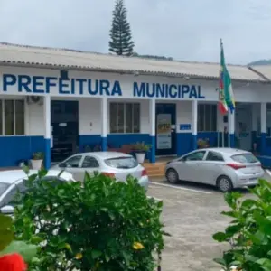 Salários atrasados: Prefeitura nega culpa e cobra regularização da empresa