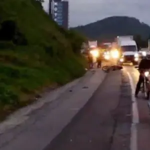 Acidente com três motos e um carro deixa feridos e causa mais 5 km de congestionamento
