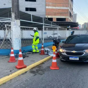 Motociclista morre em colisão com poste na marginal da BR-101 em Itapema