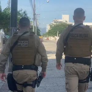 Ladrão rouba bebidas de supermercado e escapa em moto