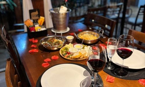 Casa do Xis prepara noite inesquecível para o Dia dos Namorados com jantar temático e cardápio exclusivo