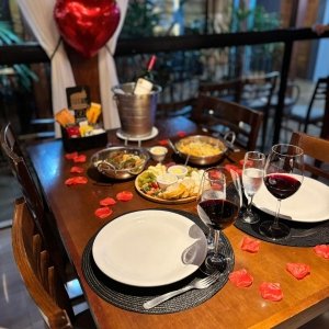 Casa do Xis prepara noite inesquecível para o Dia dos Namorados com jantar temático e cardápio exclusivo