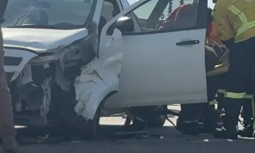 URGENTE: Grave acidente entre caminhão e carro deixa motorista ferido
