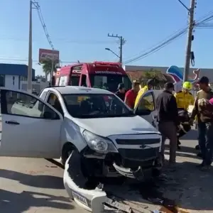 VÍDEO:  Acidente entre carro e caminhão deixa motorista ferido