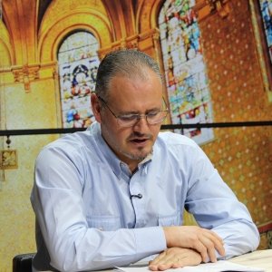 Renove sua fé e encontre força nas mensagens e orações do Padre Elizandro, ao vivo nesta tarde