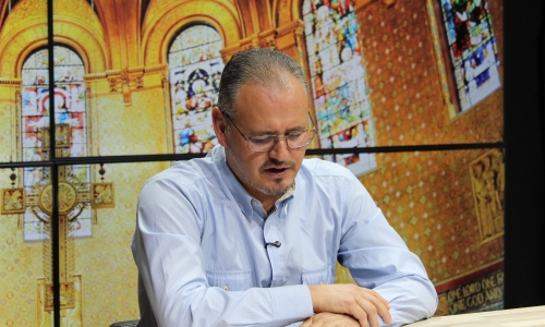 Renove sua fé e encontre força nas mensagens e orações do Padre Elizandro, ao vivo nesta tarde