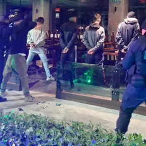 Casal é preso por posse de drogas em deck de restaurante