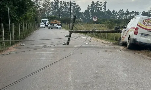 URGENTE: Veículo colide contra poste e interdita rua no interior de Tijucas