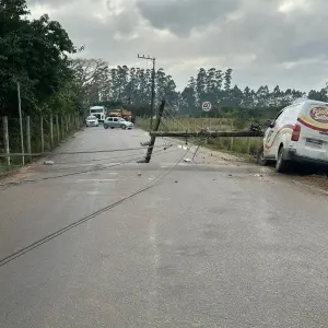 URGENTE: Veículo colide contra poste e interdita rua no interior de Tijucas