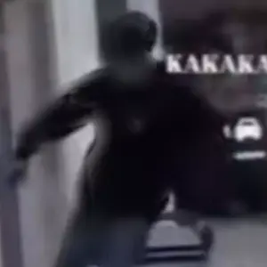 Jovem é flagrado chutando potes de comida de cães de rua em Itapema
