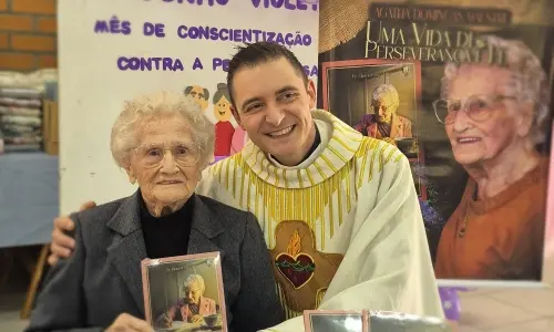 Aos 97 anos, avó de Padre Elinton Costa lança livro e realiza o sonho