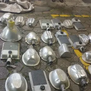 Homens são pegos com luminárias públicas em carrinho de reciclagem