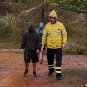 Bombeiros resgatam dois homens perdidos em trilha de mata fechada