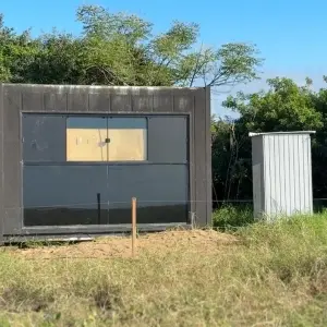 Container é instalado irregularmente em área de restinga no bairro Praça, em Tijucas