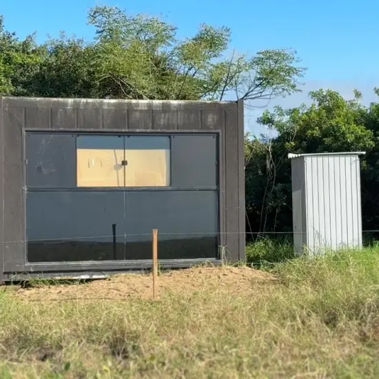 Container é instalado irregularmente em área de restinga no bairro Praça, em Tijucas