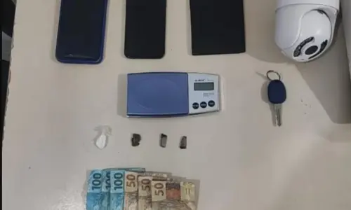 Tráfico de drogas é flagrado e suspeito é preso com dinheiro e objetos