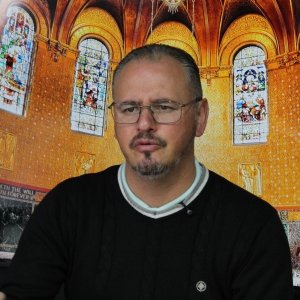 Tarde especial de fé e oração com Padre Elizandro, trazendo palavras que confortam, renovam e edificam