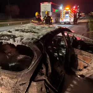Carro pega fogo e é completamente destruído na BR-101 em Tijucas