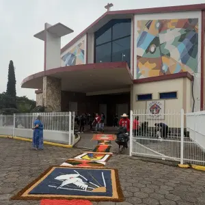 Corpus Christi colore as ruas de Tijucas com tradição dos tapetes