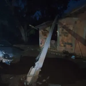 Carro colide com poste que cai sobre casa em Canelinha