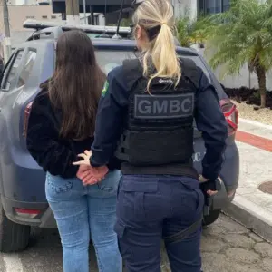 Funcionário de loja ajuda na prisão de mulher com R$ 1.930 em itens furtados