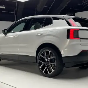 Tijucano ganha carro elétrico em promoção de shopping e celebra