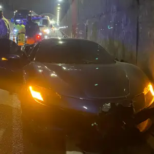 Carrão batido: acidente com Ferrari de R$ 5 milhões bloqueia BR-101 no Túnel do Morro do Boi