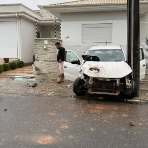 Carro destrói muro de residência em Tijucas; motorista foge do local