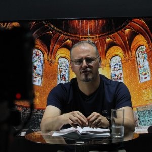 Programa diário promove momentos de espiritualidade, reflexão e conexão com Deus, fortalecendo a fé 