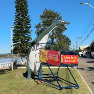 Carrinho gigante aparece no centro de Tijucas e anuncia nova fase no comércio local