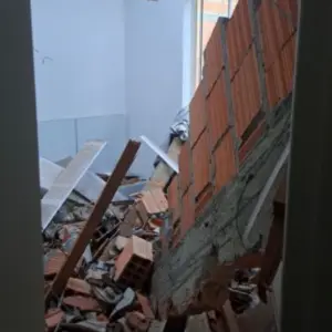 Muro de prédio desaba e soterra jovem em casa vizinha em Itapema