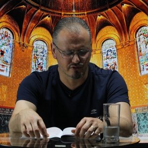 Renove sua fé e encontre força nas mensagens e orações do Padre Elizandro, ao vivo nesta tarde