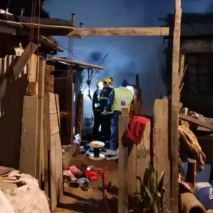 Fogo em casa demanda 6.500 litros de água e atinge residências vizinhas