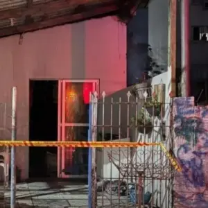 Homem de 27 anos é preso por lançar bomba caseira e incendiar casa