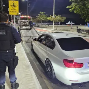 BMW com R$ 16 mil em débitos é apreendida; motorista autuado por direção perigosa