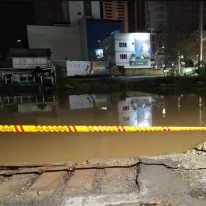 Carro cai no Rio Perequê em Porto Belo; motorista nada e foge do local