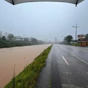Chuvas desalojam moradores e elevam nível do rio em Brusque