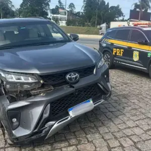 Perseguição interestadual termina em fuga a pé após motorista furar pedágio e dirigir sem pneus