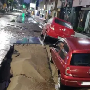 Cratera se abre em avenida central de Balneário Camboriú e engole dois carros