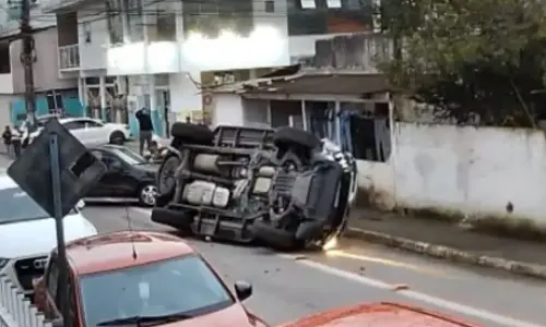 Viatura da PM capota durante operação em Balneário Camboriú