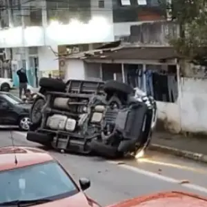 Viatura da PM capota durante operação em Balneário Camboriú