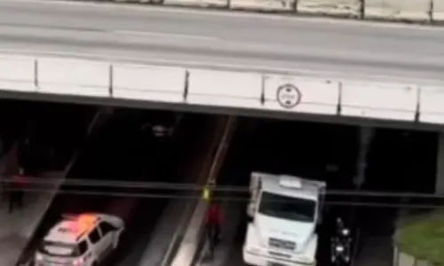 Caminhão quebrado bloqueia túnel da Havan e causa caos no trânsito em Itapema