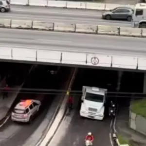 Caminhão quebrado bloqueia túnel da Havan e causa caos no trânsito em Itapema