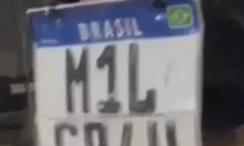 Motociclista é preso com placa adulterada escrita “M1LGR4U” em Balneário Camboriú