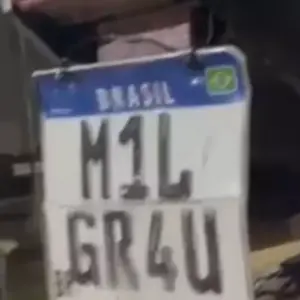 Motociclista é preso com placa adulterada escrita “M1LGR4U” em Balneário Camboriú