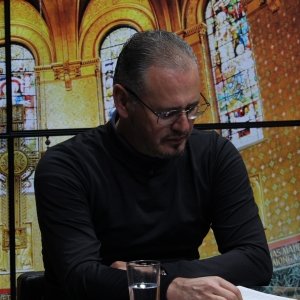 Tarde especial de fé e oração com Padre Elizandro, trazendo palavras que confortam, renovam e edificam