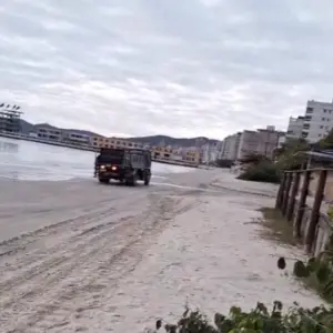 Caminhões e carros são flagrados circulando na areia da praia em Itapema