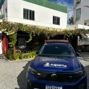 Condutor com mandado por falsificação é preso ao volante de carro de luxo em Itapema