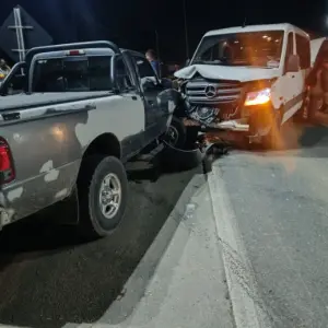 Colisão frontal entre van e caminhonete mobiliza equipe de resgate em Canelinha