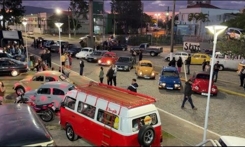 Exposição de carros antigos é sucesso e movimenta o centro de Tijucas